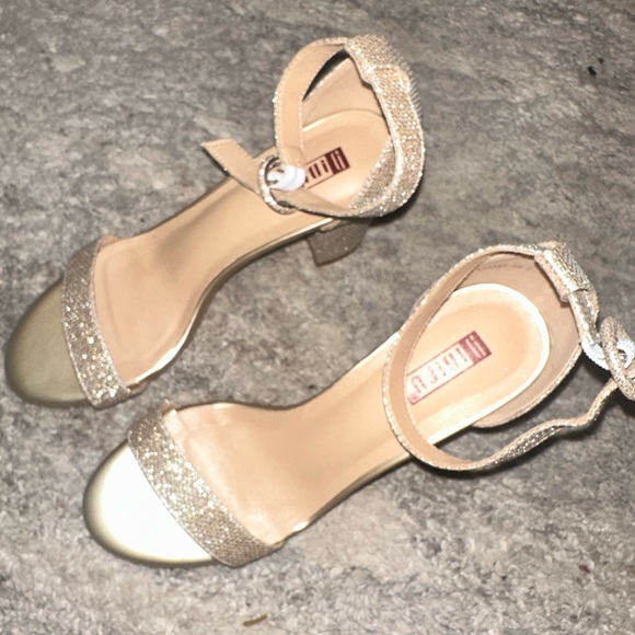 Women Gold Sandal - Picture 2 of 2